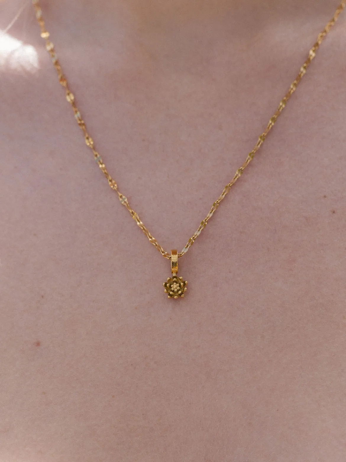 Seerosen Charm Anhänger - Geburtsblume Juli